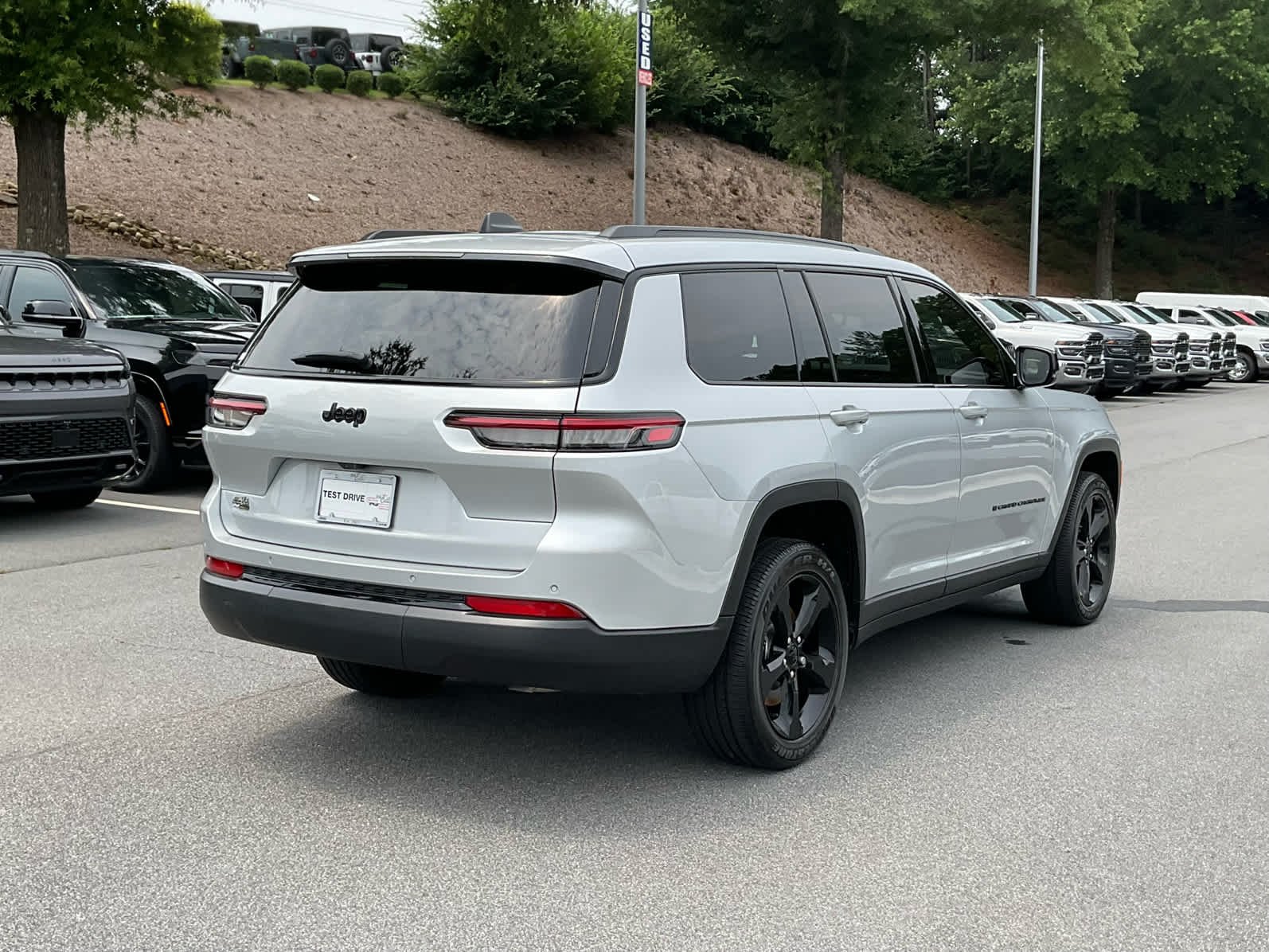 Certified Used 2023 Silver Zynith Jeep Altitude image 5