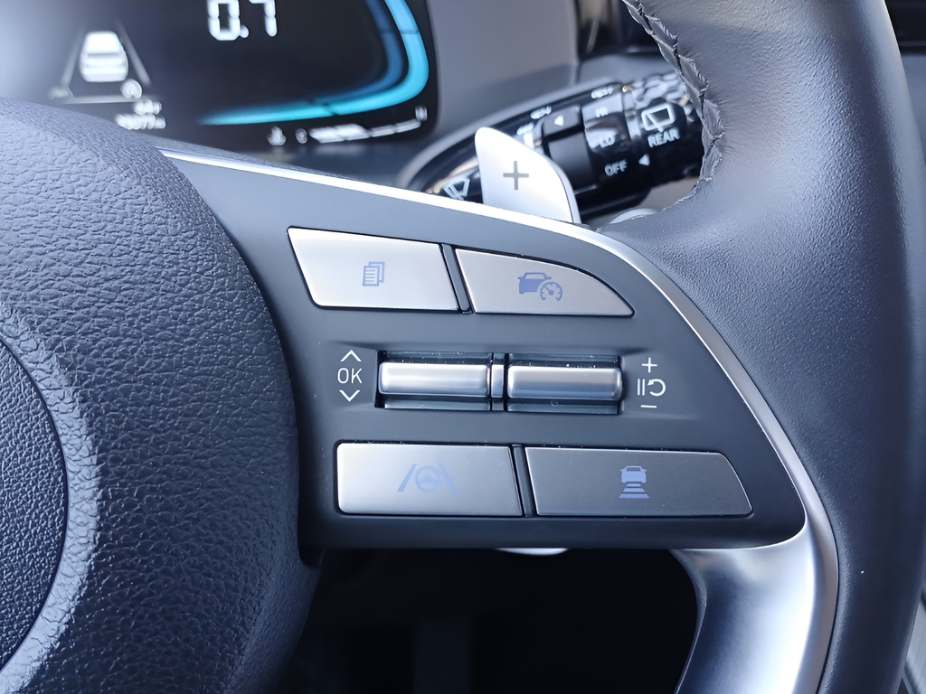 Used 2025 Silver Hyundai SEL image 21