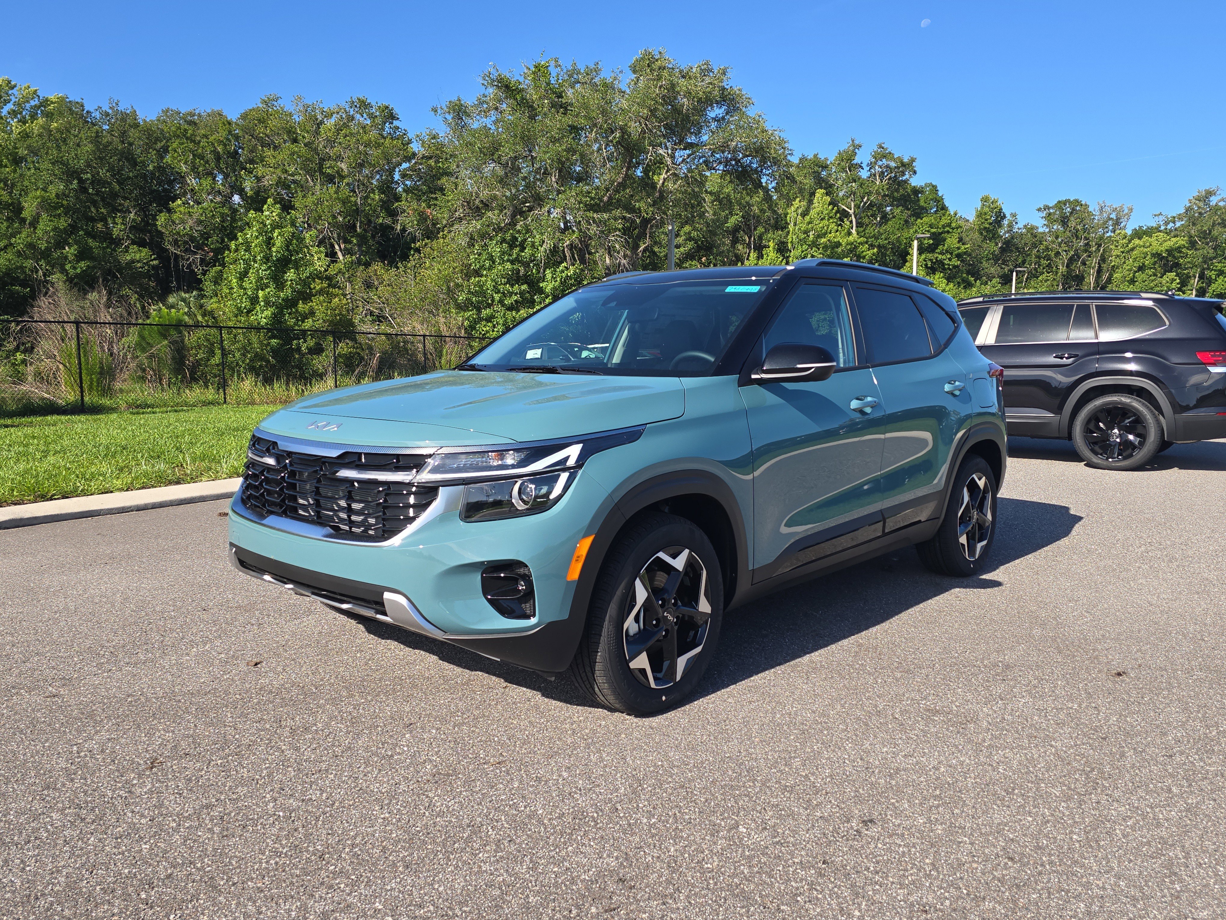 New 2026 Pluton Blue / Black Roof Kia S image 4