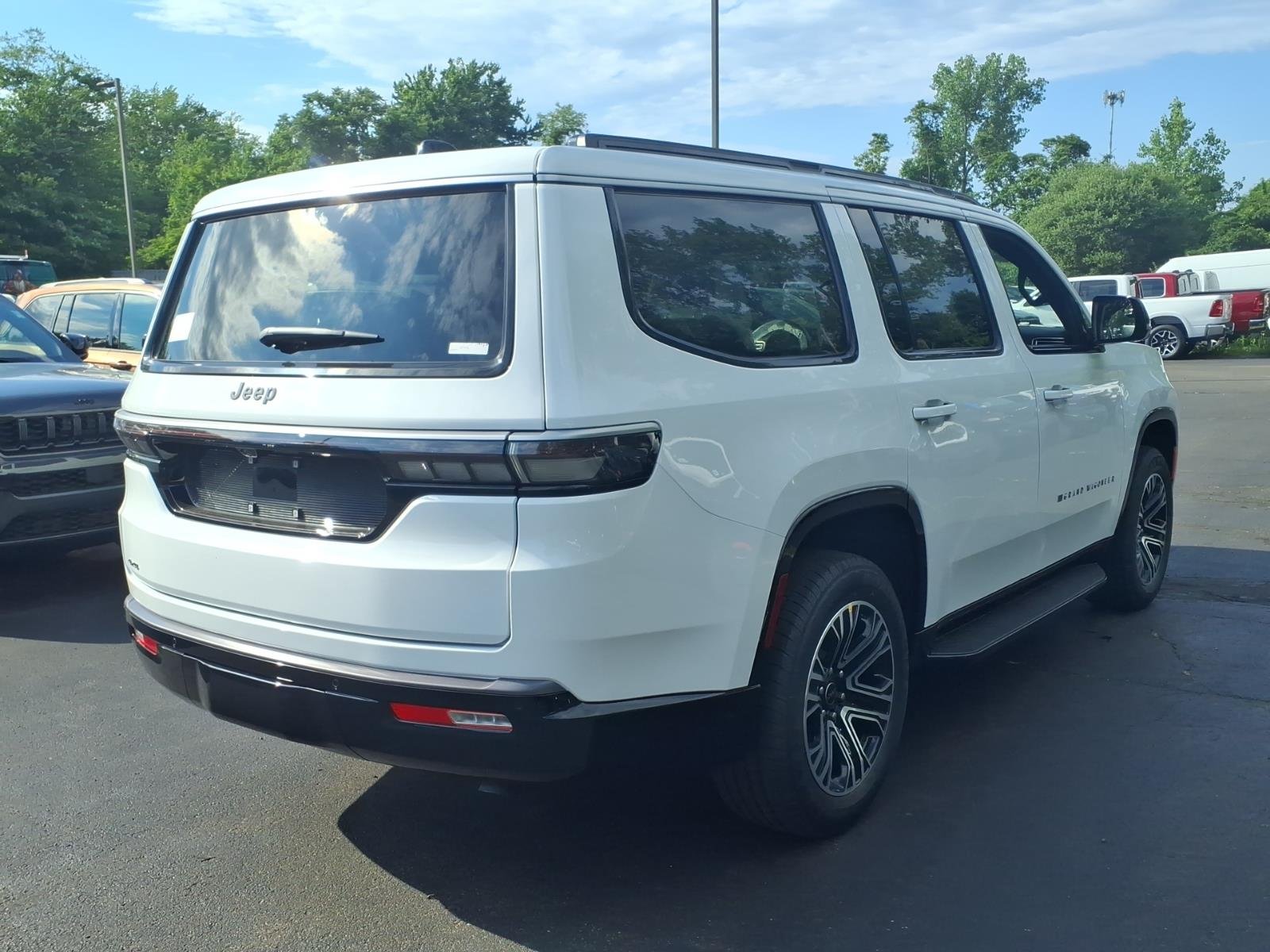 New 2026 Bright White Clear-Coat Exterior Paint Jeep  image 6