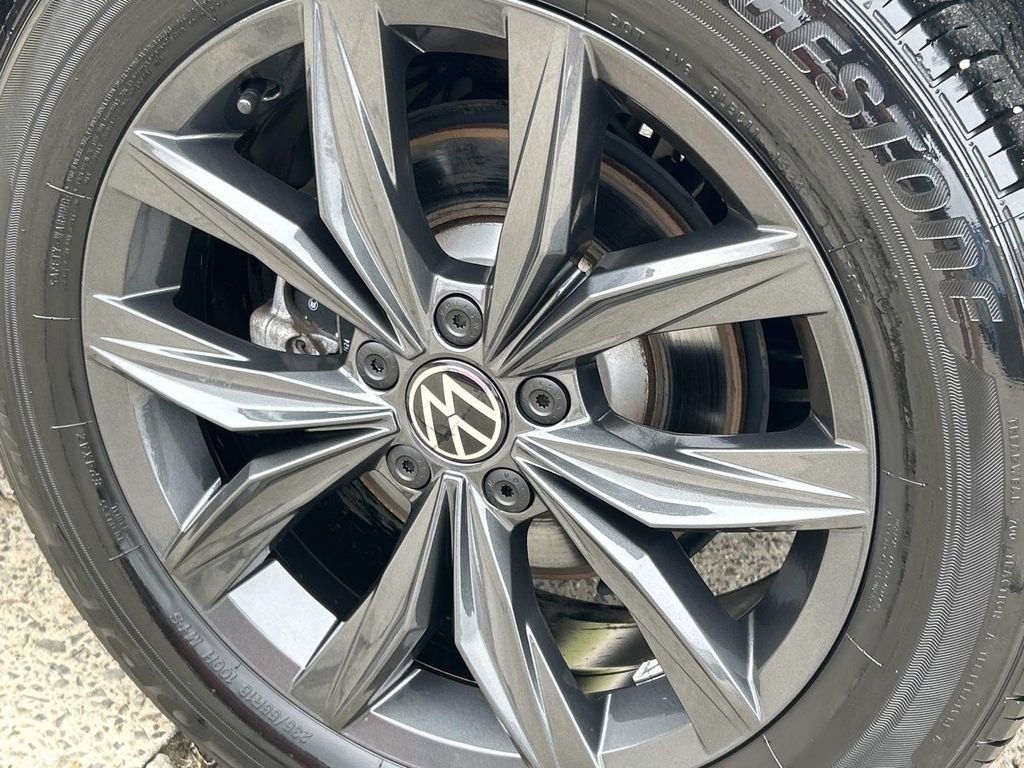 Used 2024 White Volkswagen SE image 12