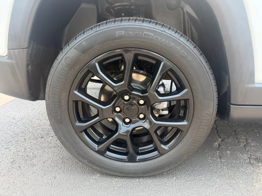 Used 2022 White Jeep Latitude image 45