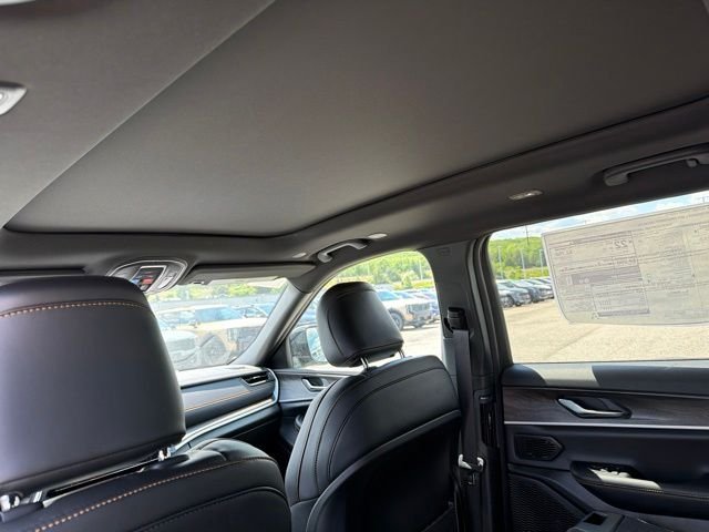 New 2026 Diamond Black Crystal Pearl-Coat Exterior Paint Jeep  image 9