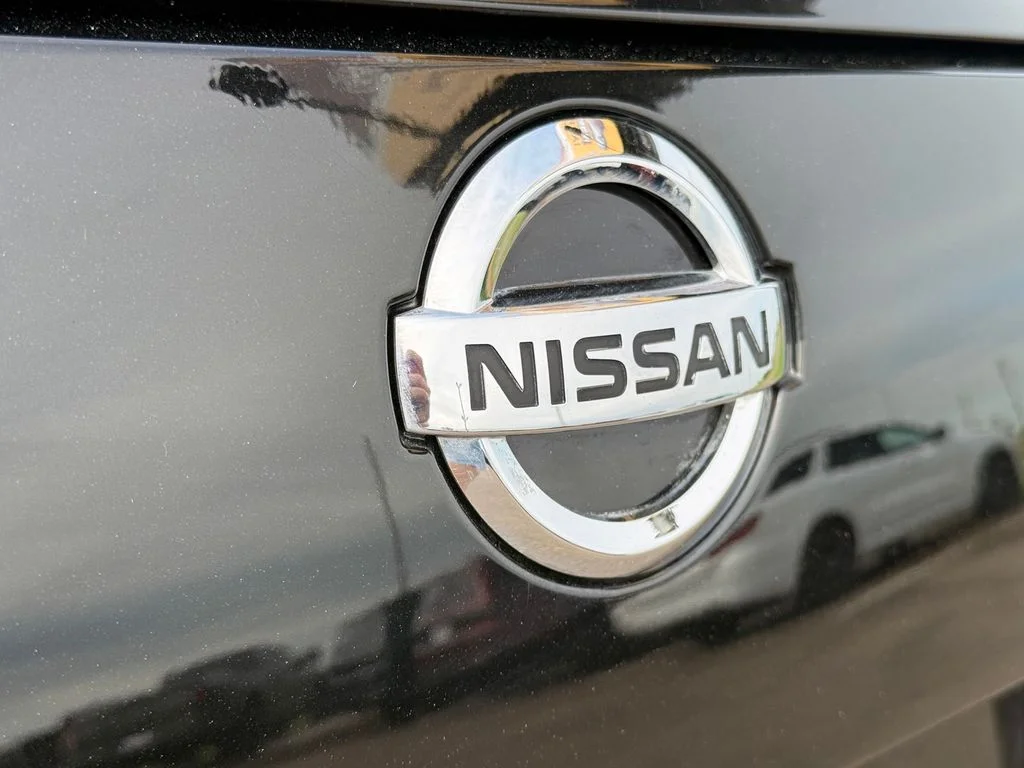 Used 2011 Magnetic Black Metallic Nissan Touring image 11