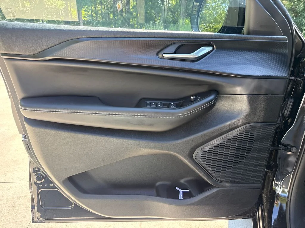 Used 2025 Diamond Black Jeep Altitude X image 13