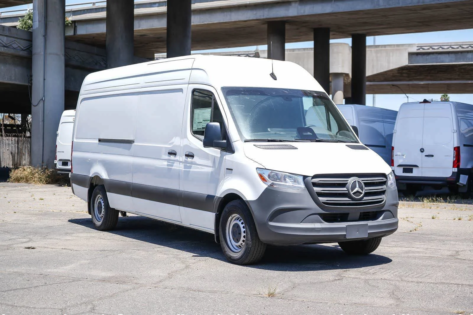 New 2025 Arctic+White Mercedes-Benz Cargo 170WB High Roof 113kw Battery RWD SO Motor image 3