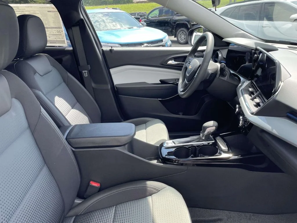 New 2026 Mosaic Black Metallic Chevrolet LT image 9