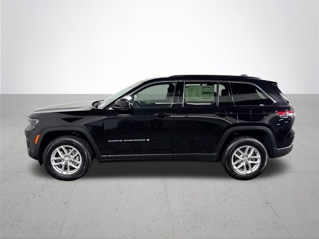 New 2026 Diamond Black Crystal Pearl-Coat Exterior Paint Jeep Laredo image 9