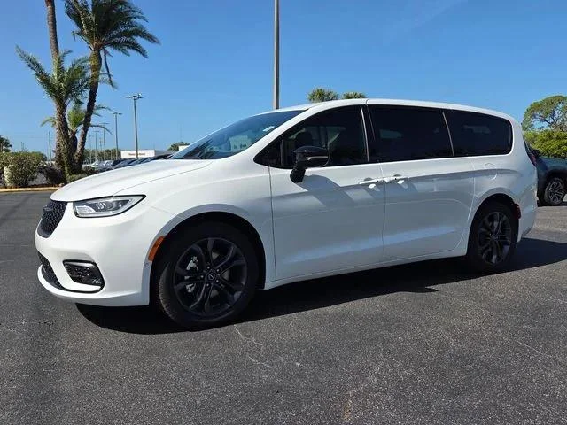 New 2026 Bright White Clear-Coat Exterior Paint Chrysler Select image 3