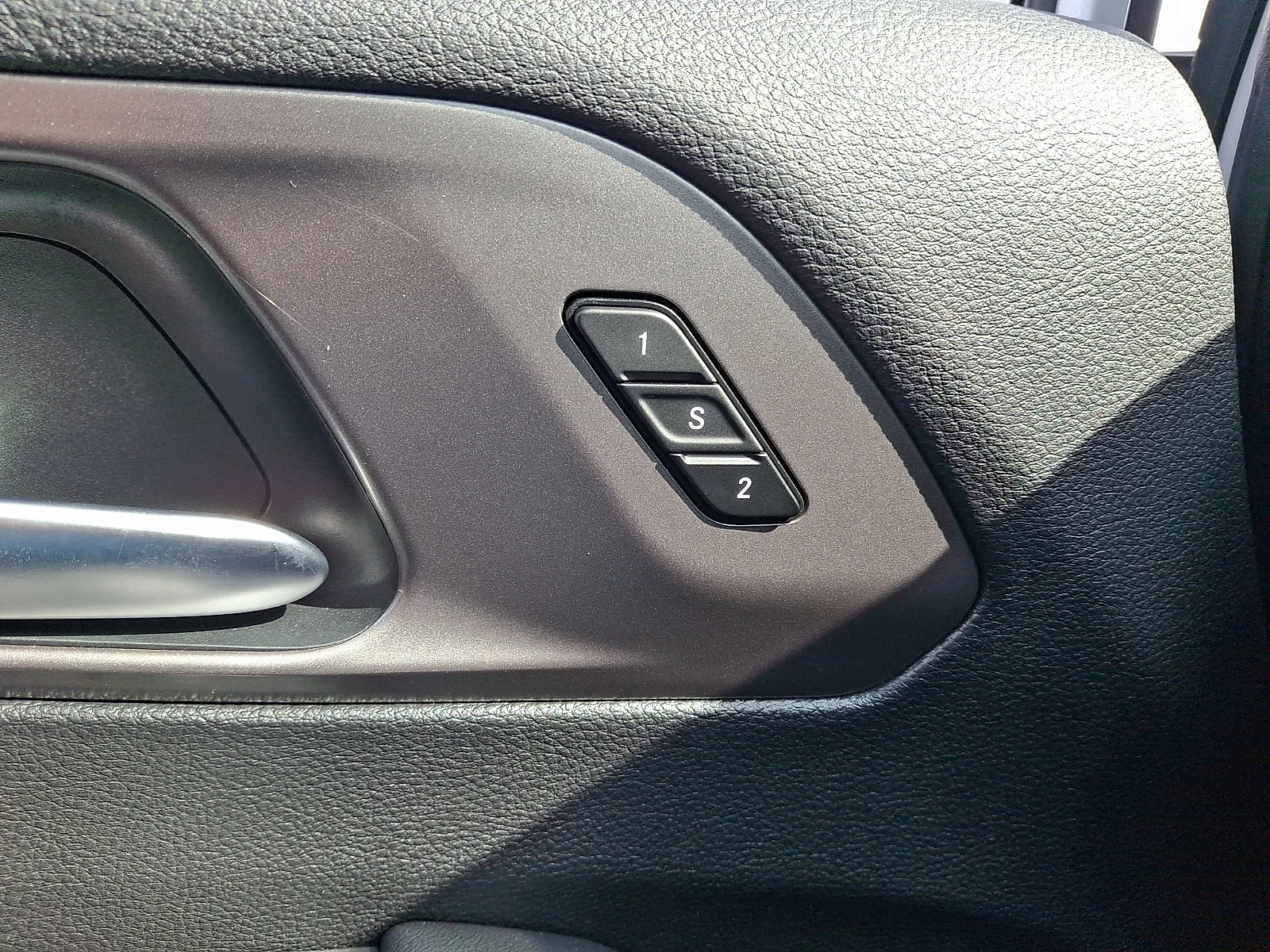 Used 2025 White Chrysler Select image 25