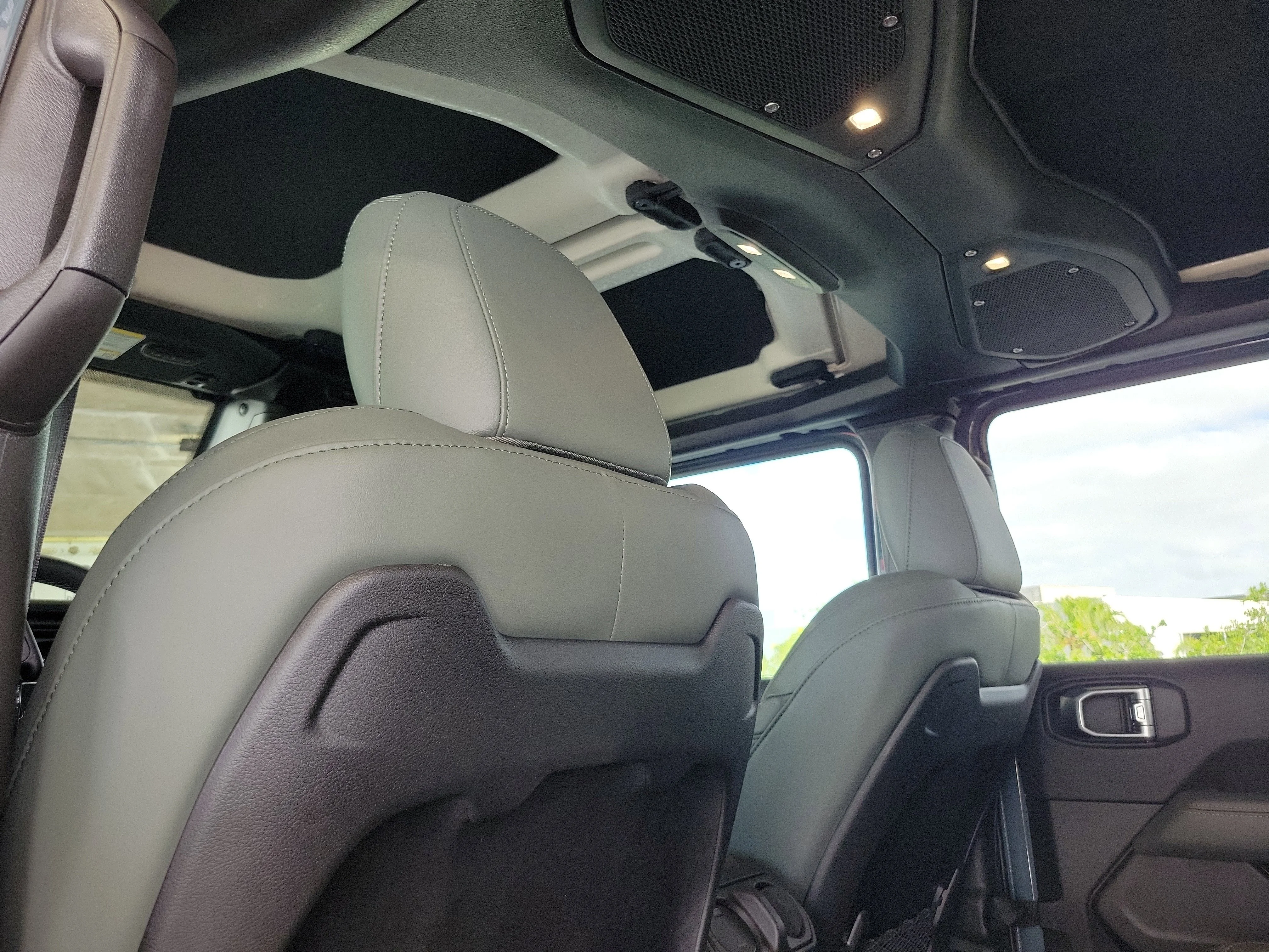 New 2025 Anvil Clear-Coat Exterior Paint Jeep Mojave X image 9