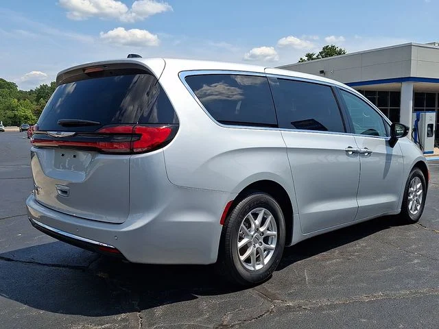Used 2024 Silver Chrysler Touring L image 6