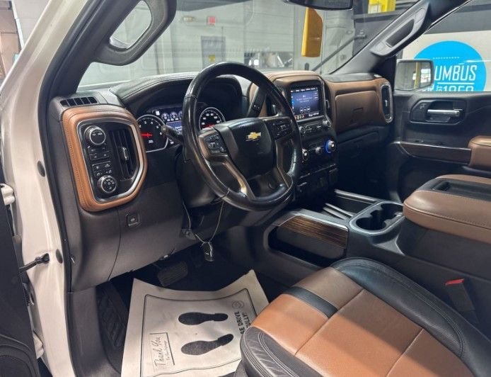 Used 2022 Pearl Chevrolet High Country image 5