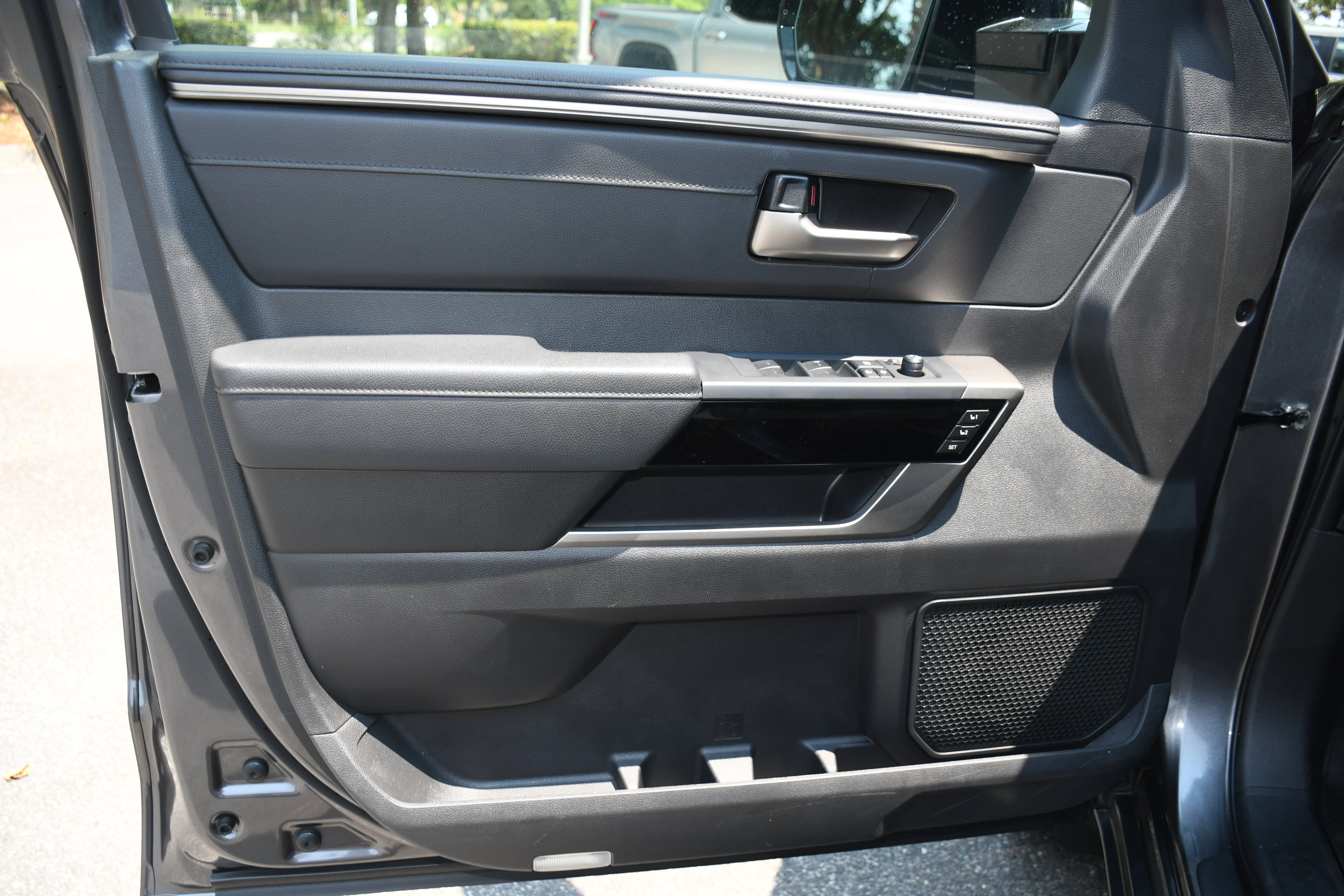2025 Toyota Tundra Limited - Photo 9