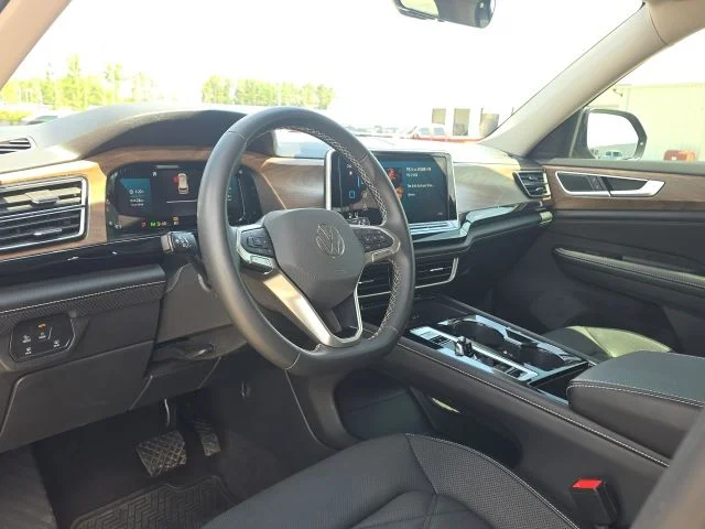 Used 2024  Volkswagen 2.0T SE w/Technology image 27