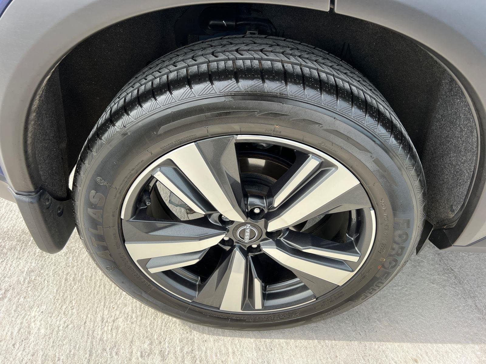 Used 2023 Caspian Blue Metallic/Super Black Nissan Platinum image 17