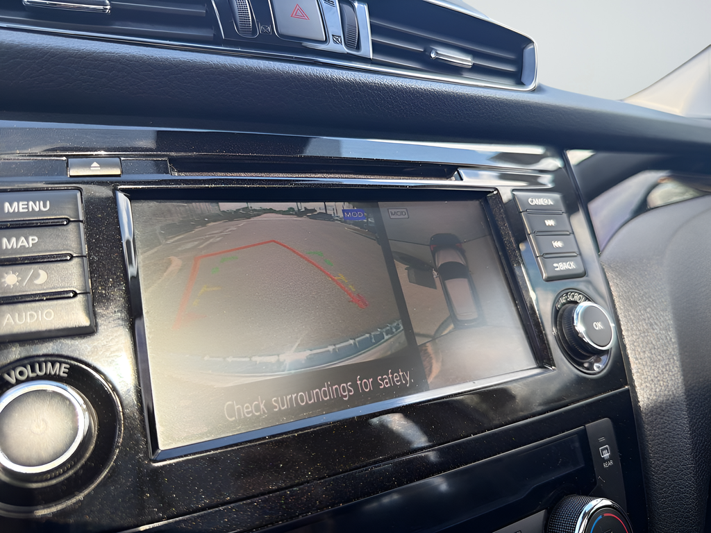 Used 2022 Silver Nissan SL image 36