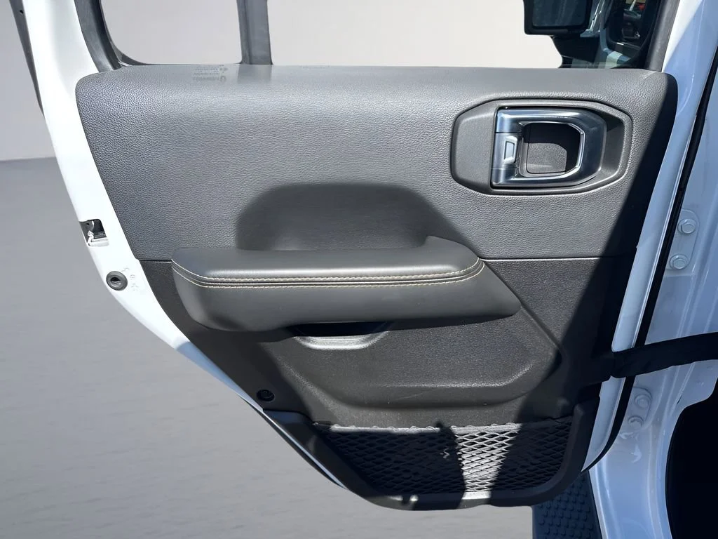 Used 2025 White Jeep Sahara image 31