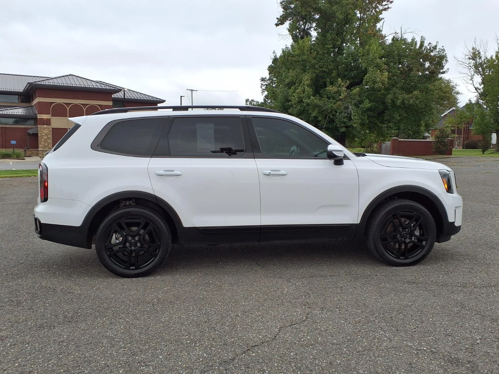 Used 2025 Glacial White Pearl Kia EX X-Line image 11