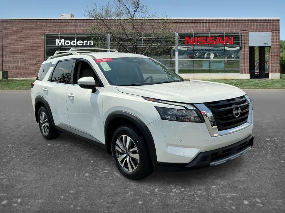Certified Used 2025 Everest White Pearl Tricoat Nissan SL image 5
