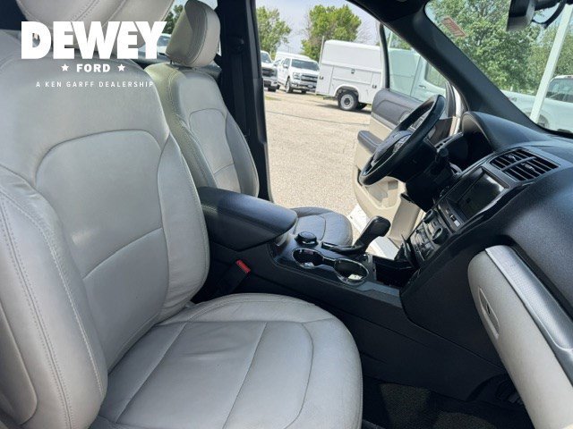 Used 2018 White Platinum Clearcoat Metallic Ford XLT image 37