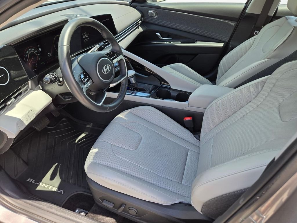2025 Hyundai Elantra Limited - Photo 14