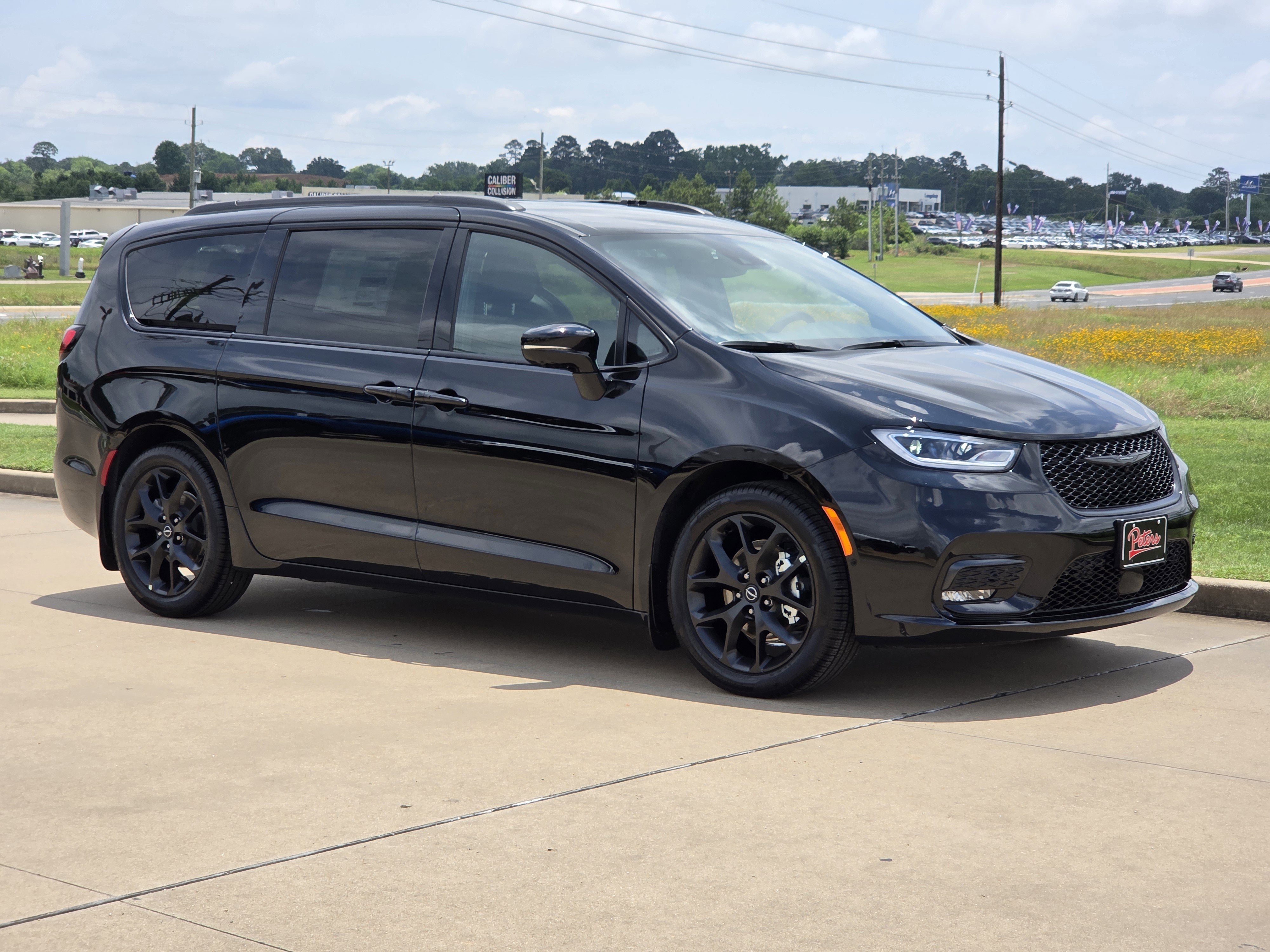 2026 Chrysler Pacifica Select's photo