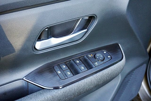 Used 2025 Brown Nissan SV image 22
