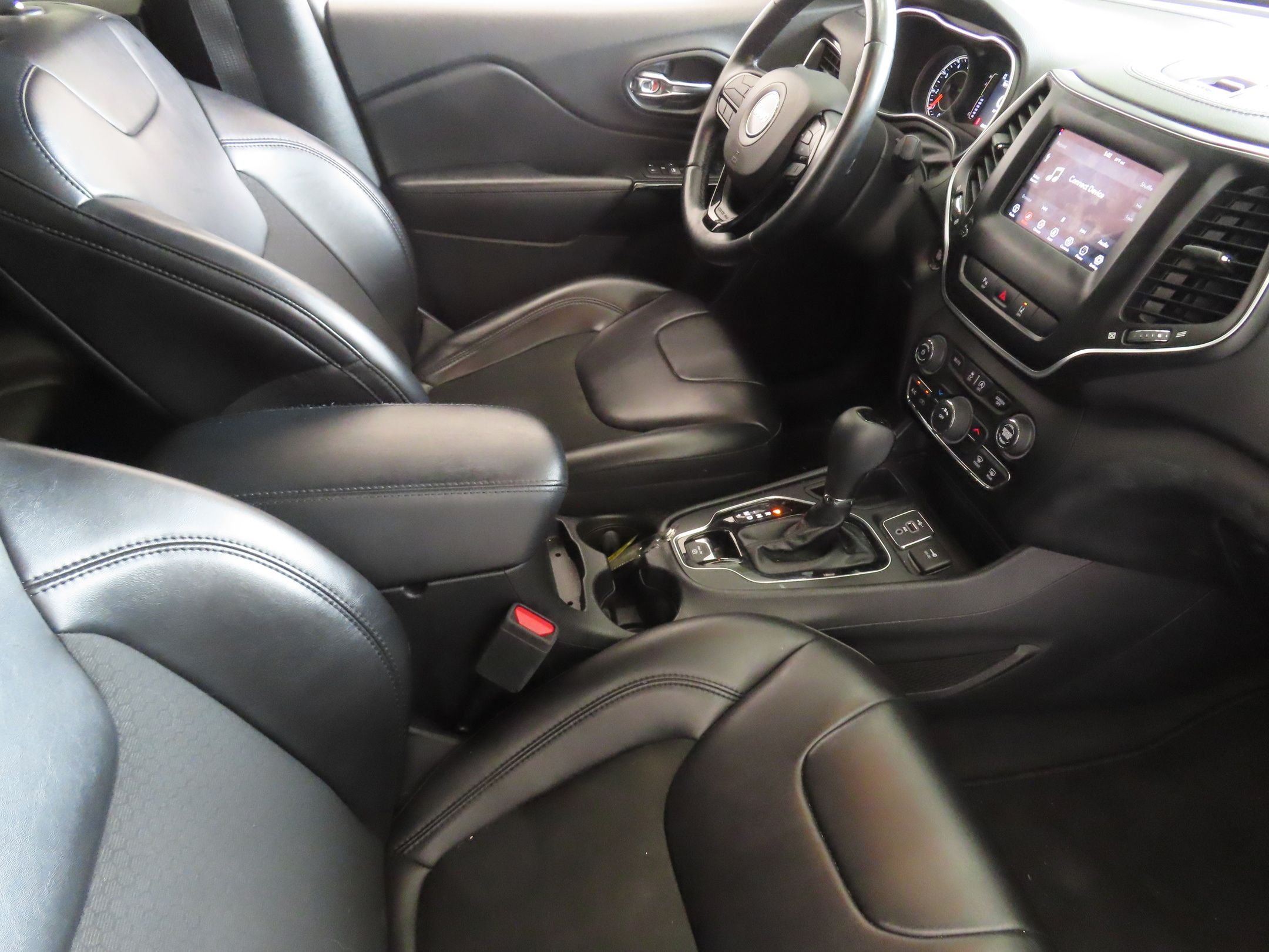 Used 2021 Black Jeep Latitude Plus image 24