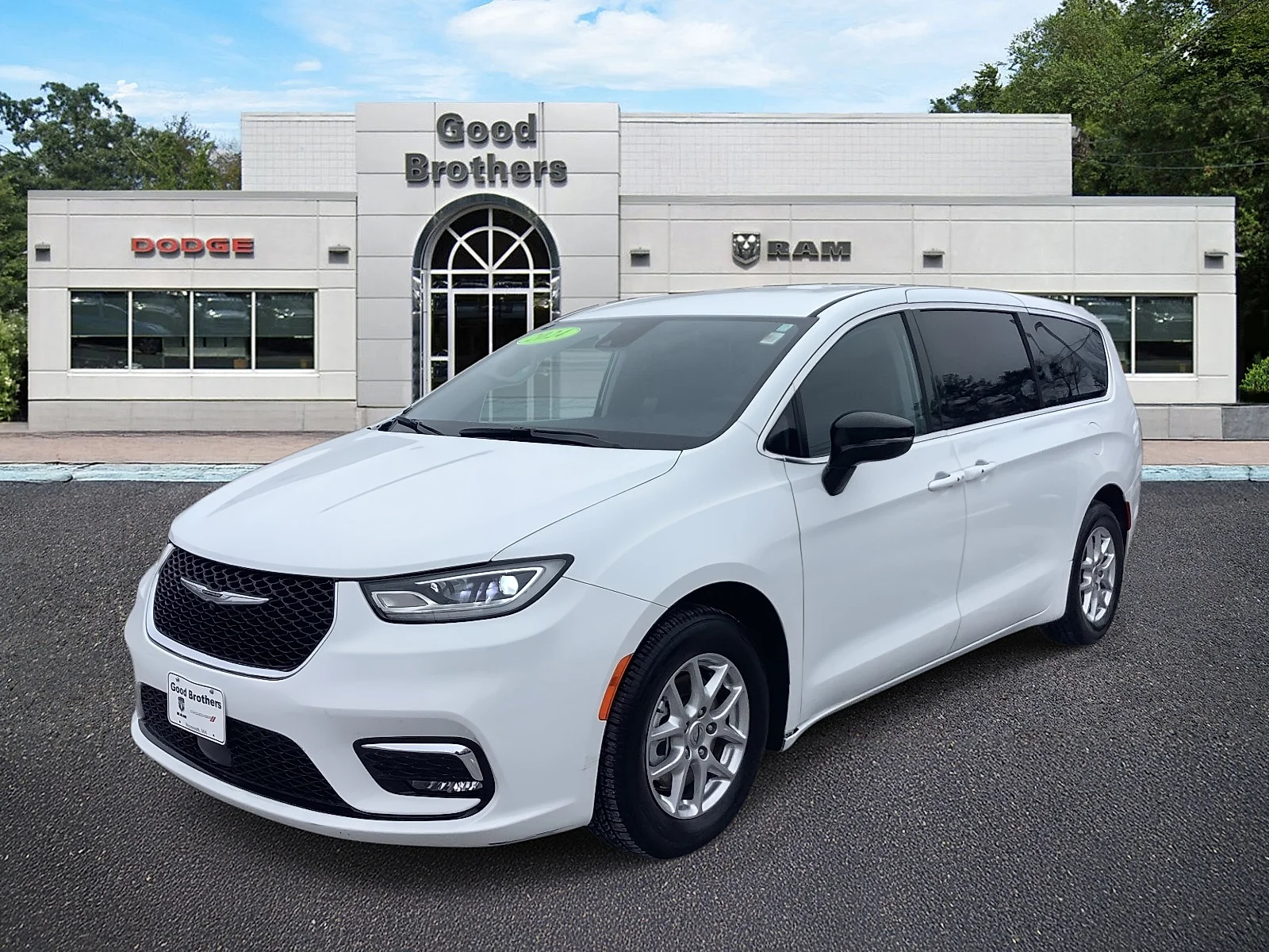 2024 Chrysler Pacifica Touring L's photo