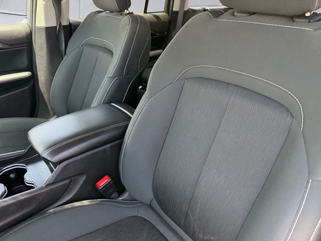 Used 2023 White Jeep Laredo image 9