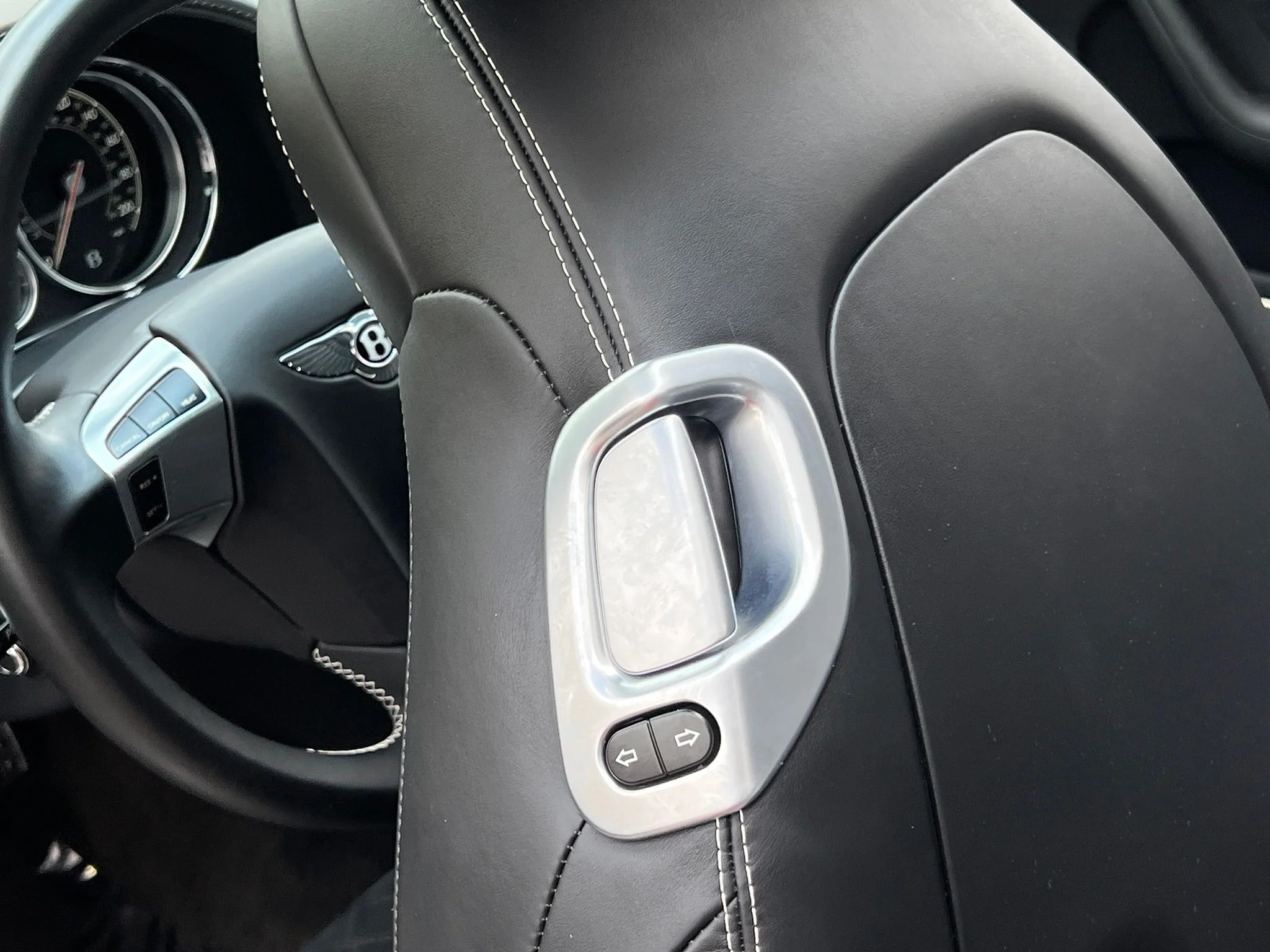 Used 2018 Black Bentley Base image 27