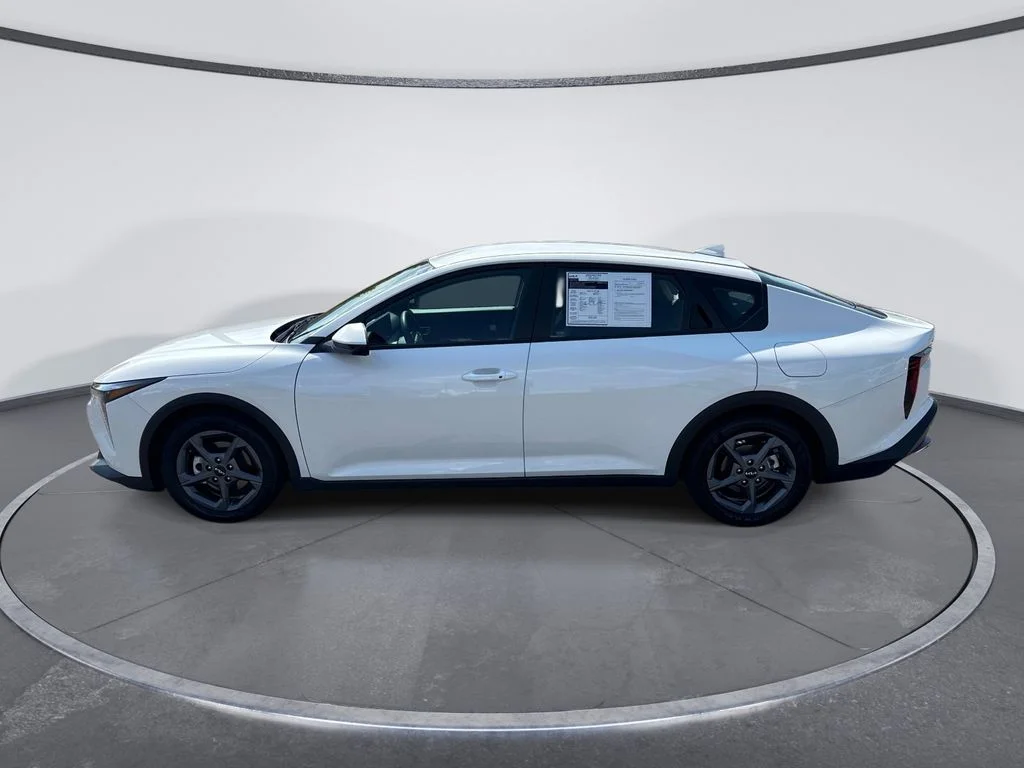 Used 2025 White Kia LXS image 4