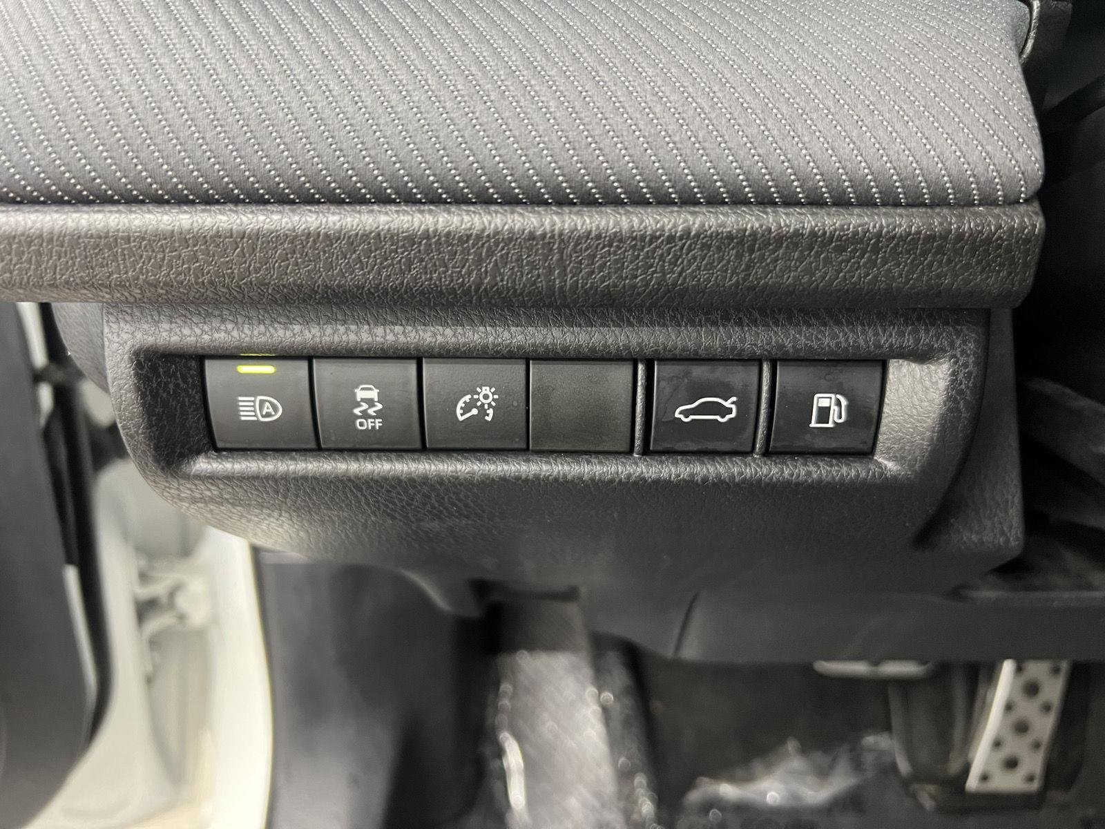 2025 Toyota Camry SE - Photo 14