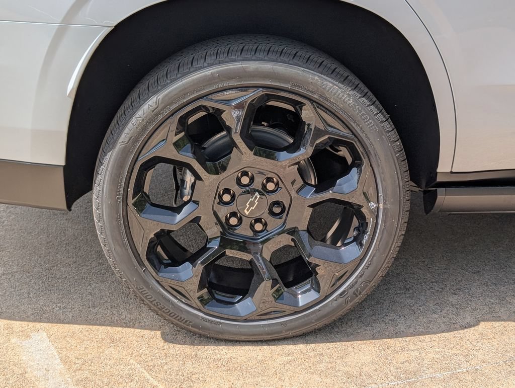 New 2026 Polar White Tricoat Chevrolet High Country image 3