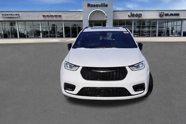 New 2026 Bright White Clear-Coat Exterior Paint Chrysler Limited image 8