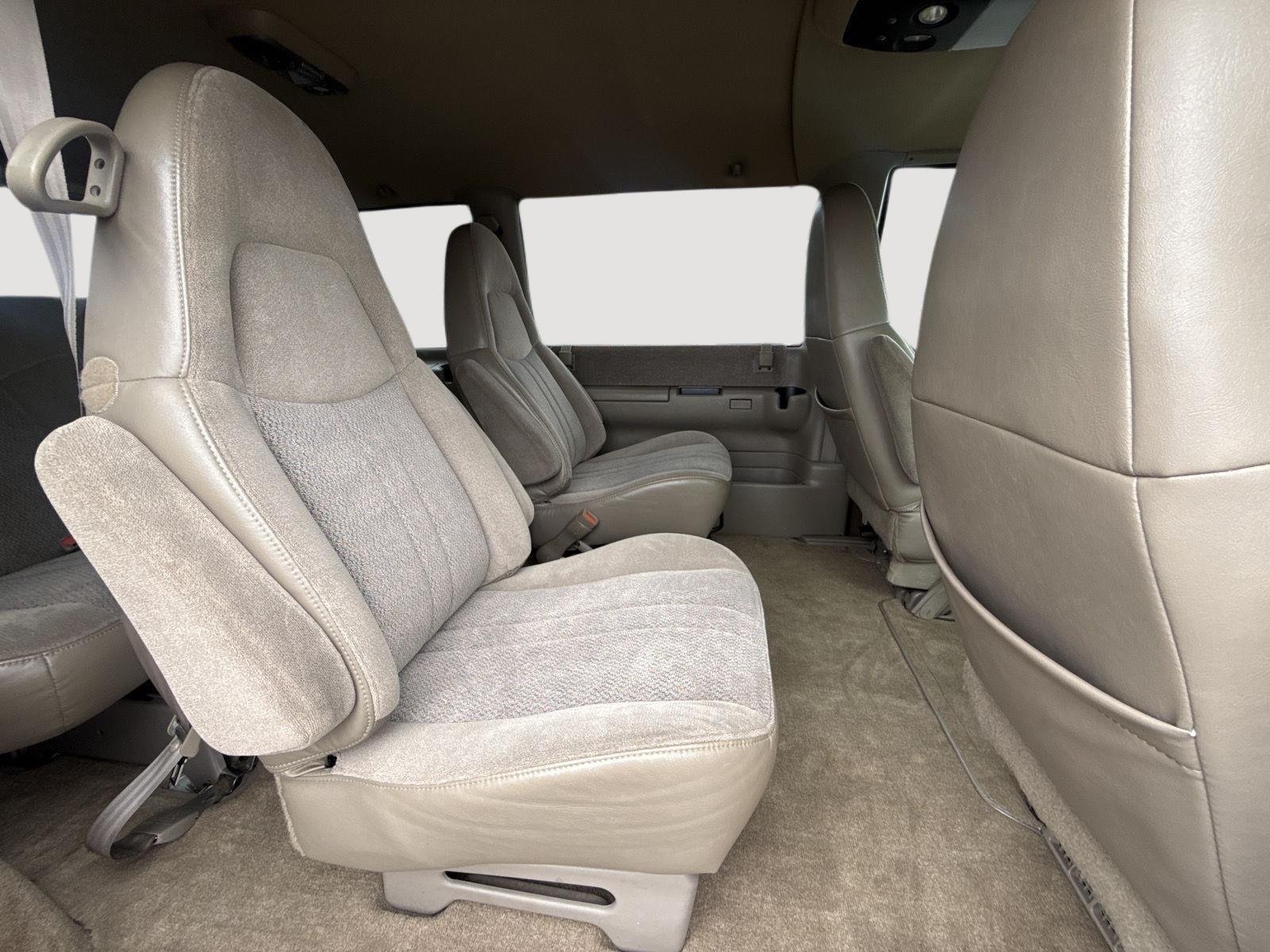 Used 2000 Ivory White GMC SL image 4