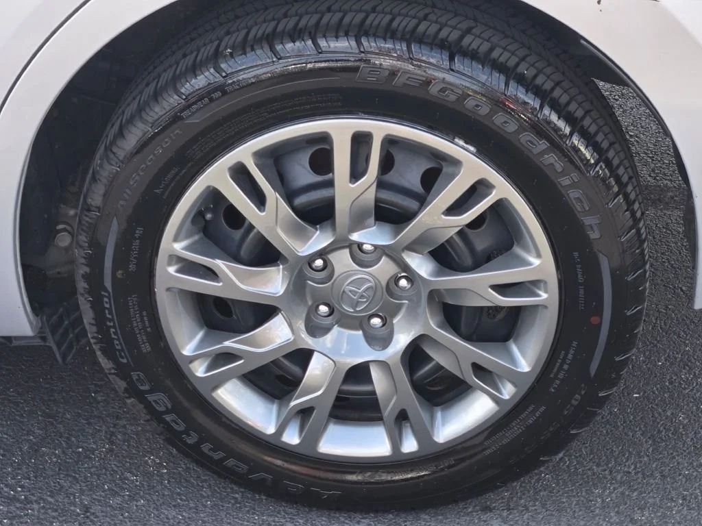 Used 2016 Silver Toyota LE image 13