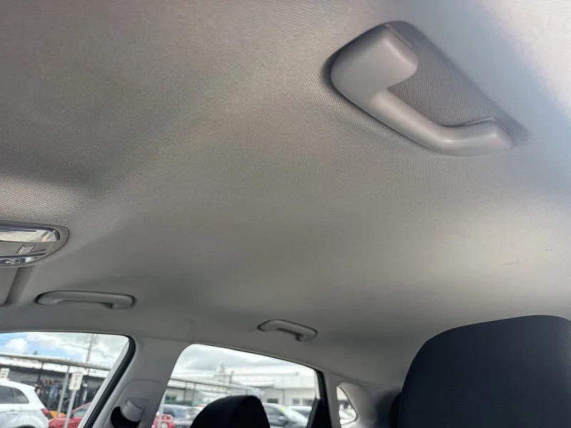 Used 2022 White Hyundai SE image 17