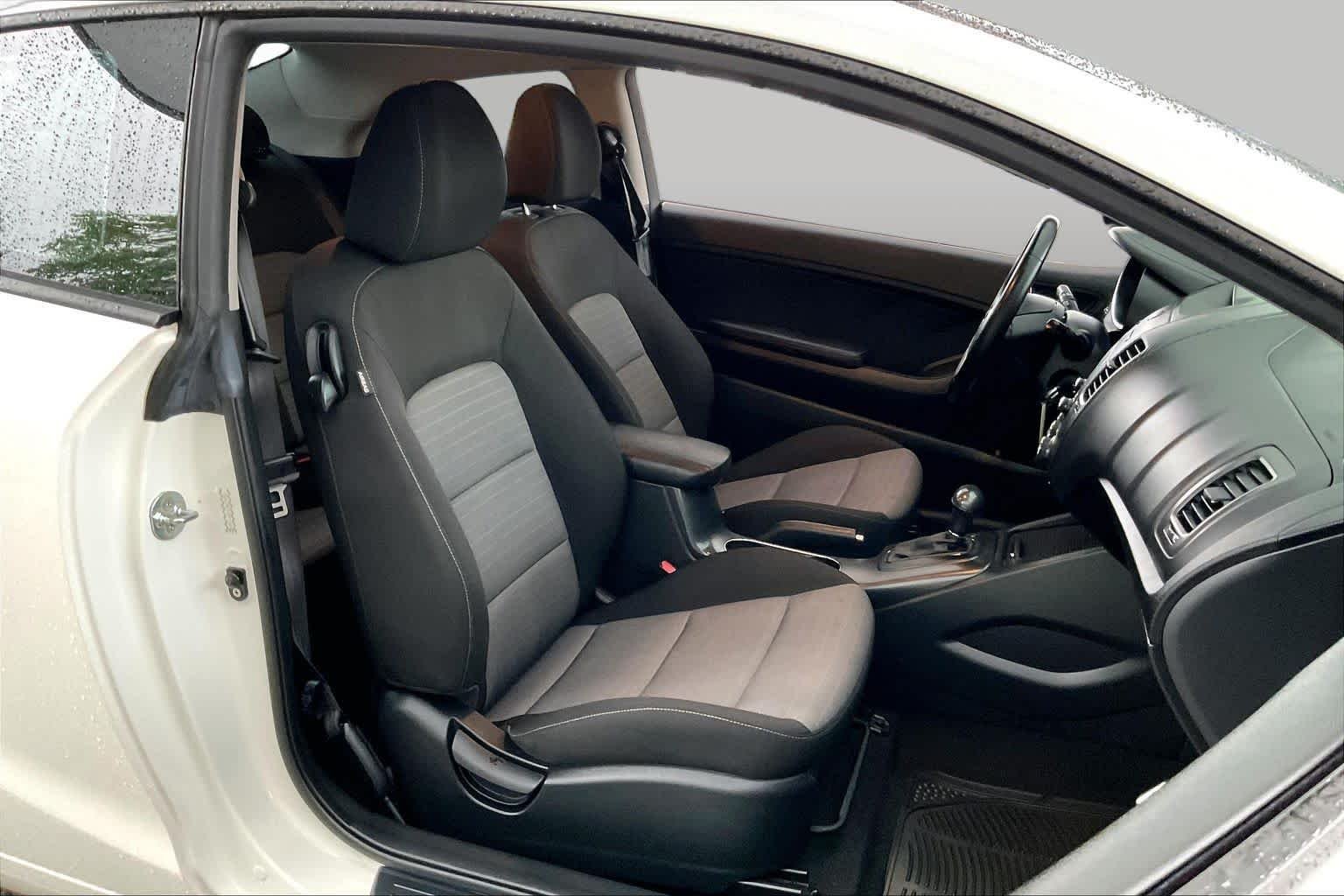 Used 2016 Snow White Pearl Kia EX image 9