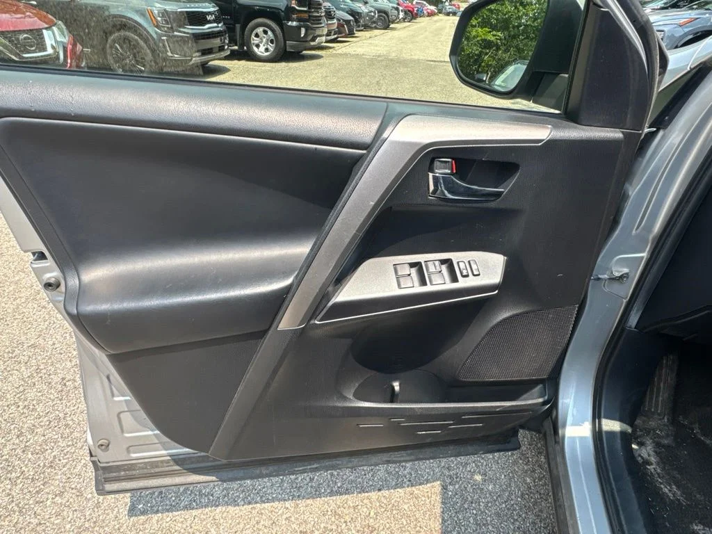 Used 2018 Silver Toyota XLE image 11