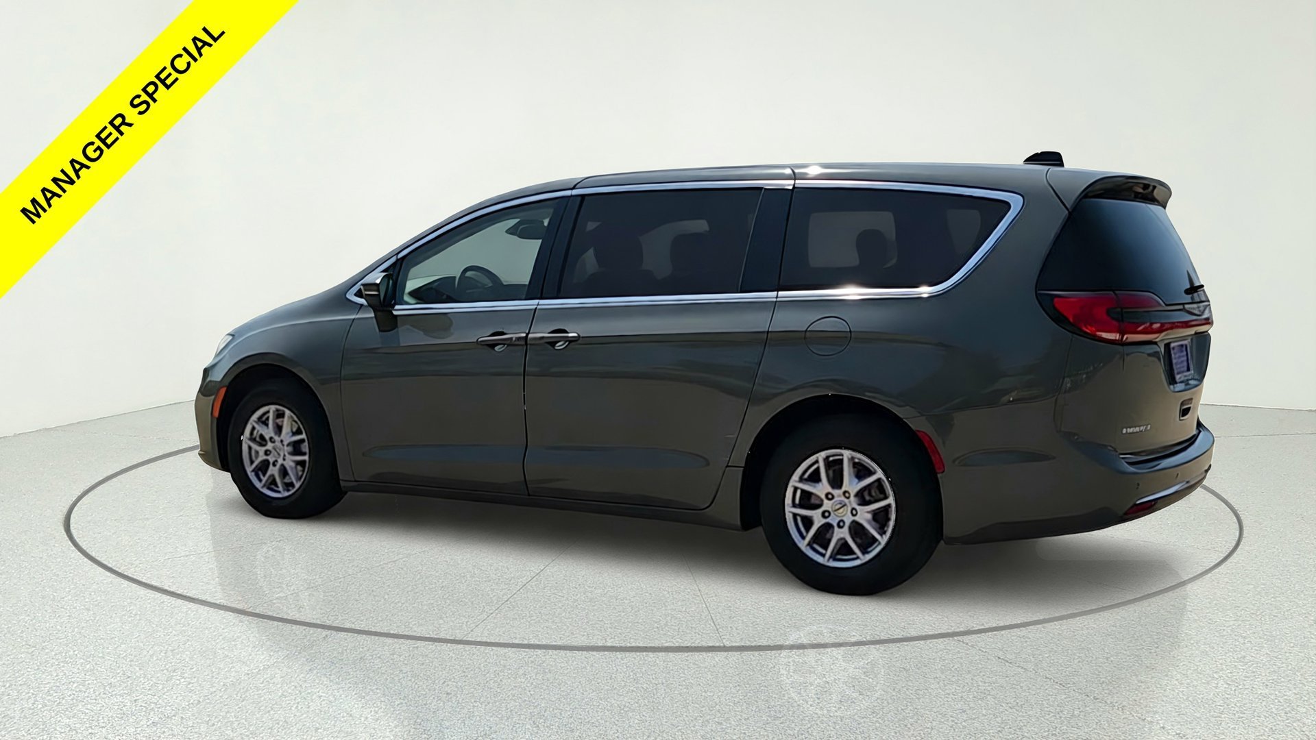 Used 2023 Gray Chrysler Touring L image 5