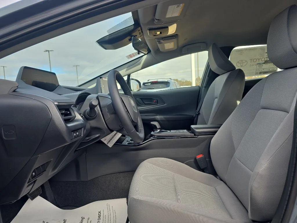 2026 Toyota Prius LE - Photo 7