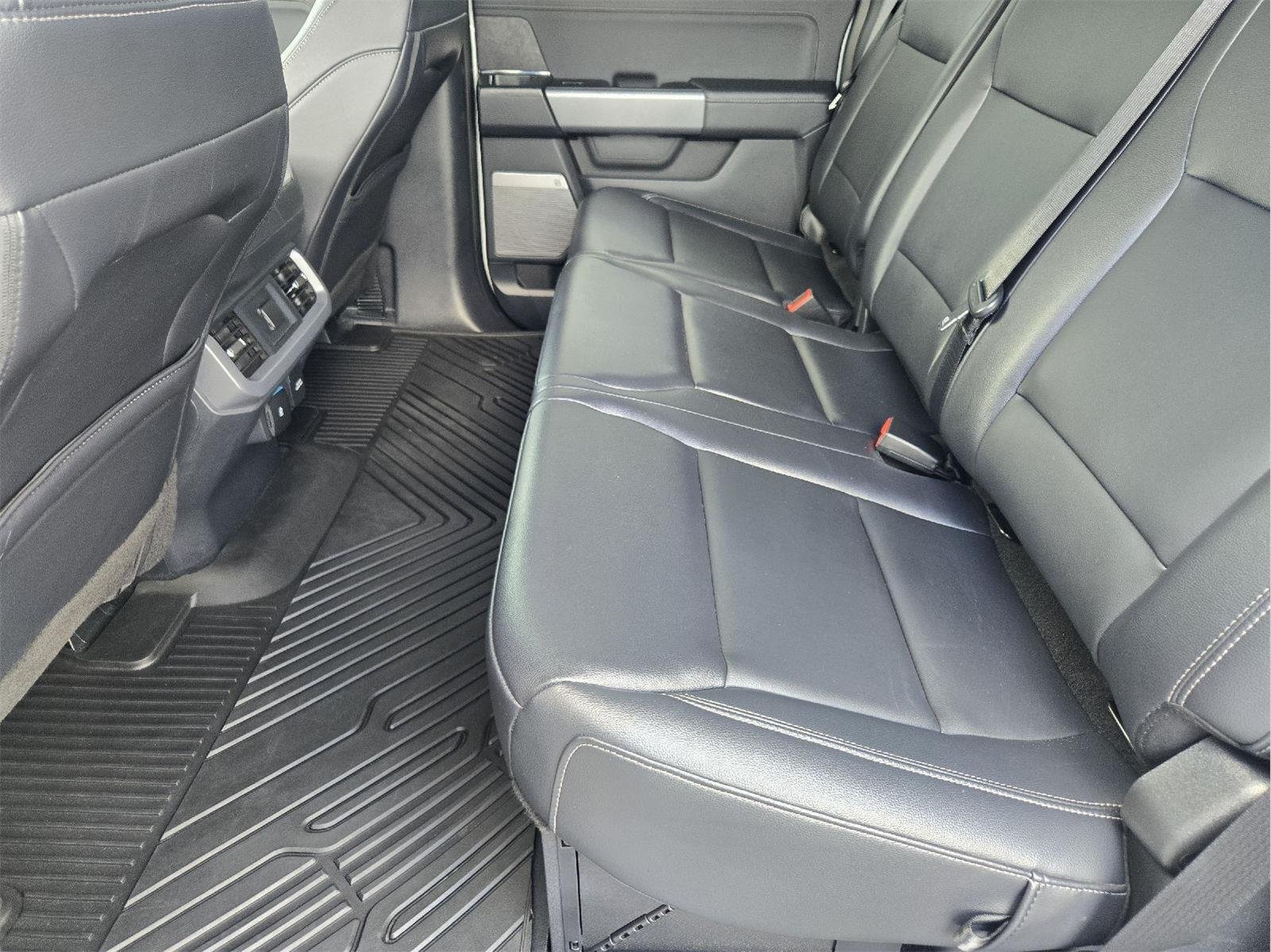 Used 2025 Oxford White Ford XLT image 30