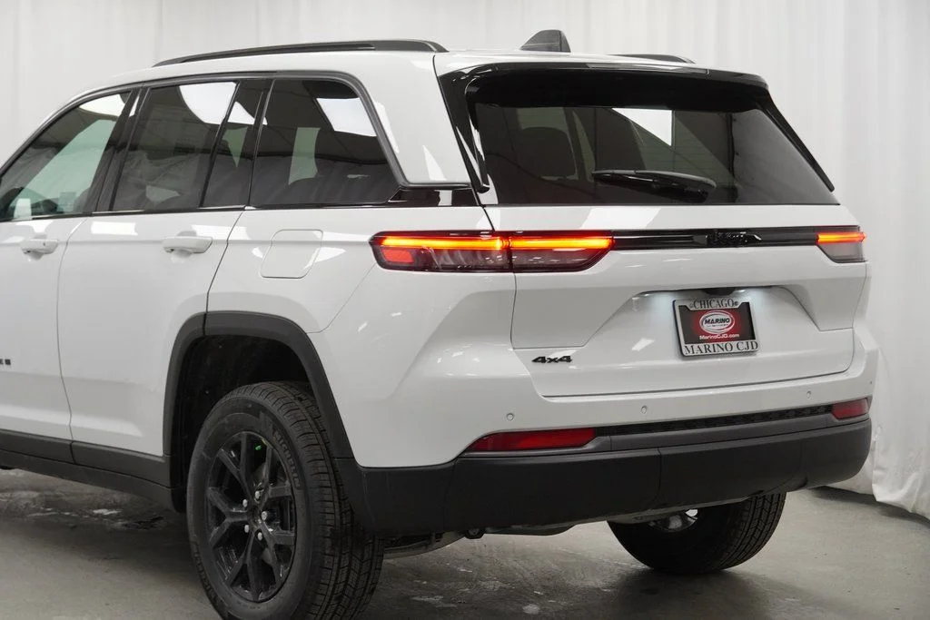 New 2026 Bright White Clear-Coat Exterior Paint Jeep Laredo Altitude image 12