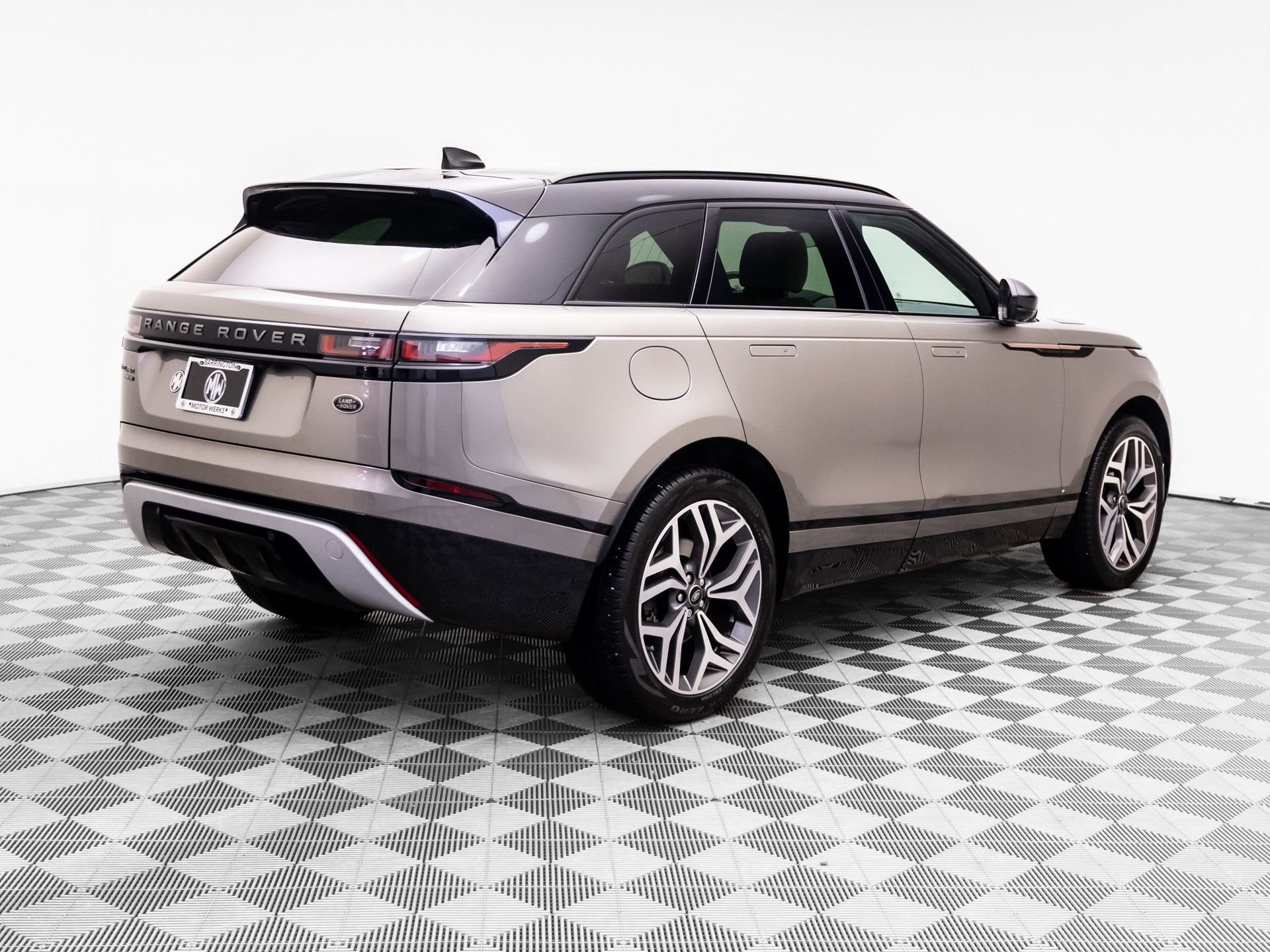 Used 2020 Green Land Rover P250 R-Dynamic S image 5