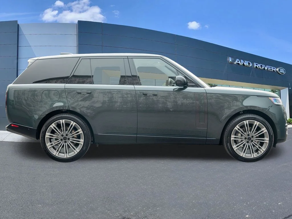 New 2026 Belgravia Green Land Rover SE image 8