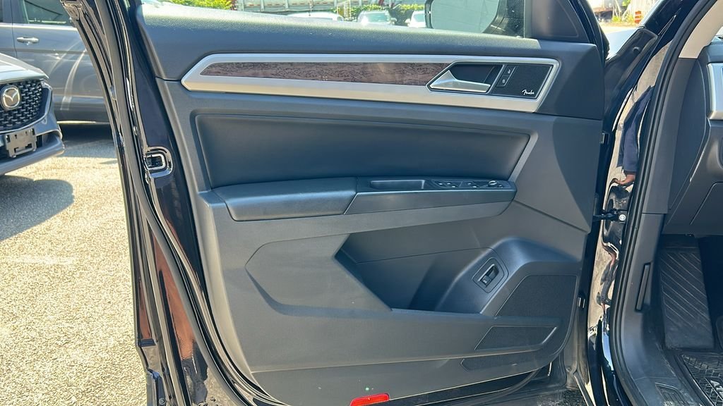 Used 2018 Black Volkswagen SEL Premium image 7