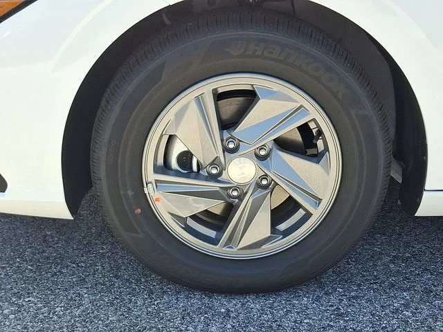 New 2026 White Hyundai SE image 18