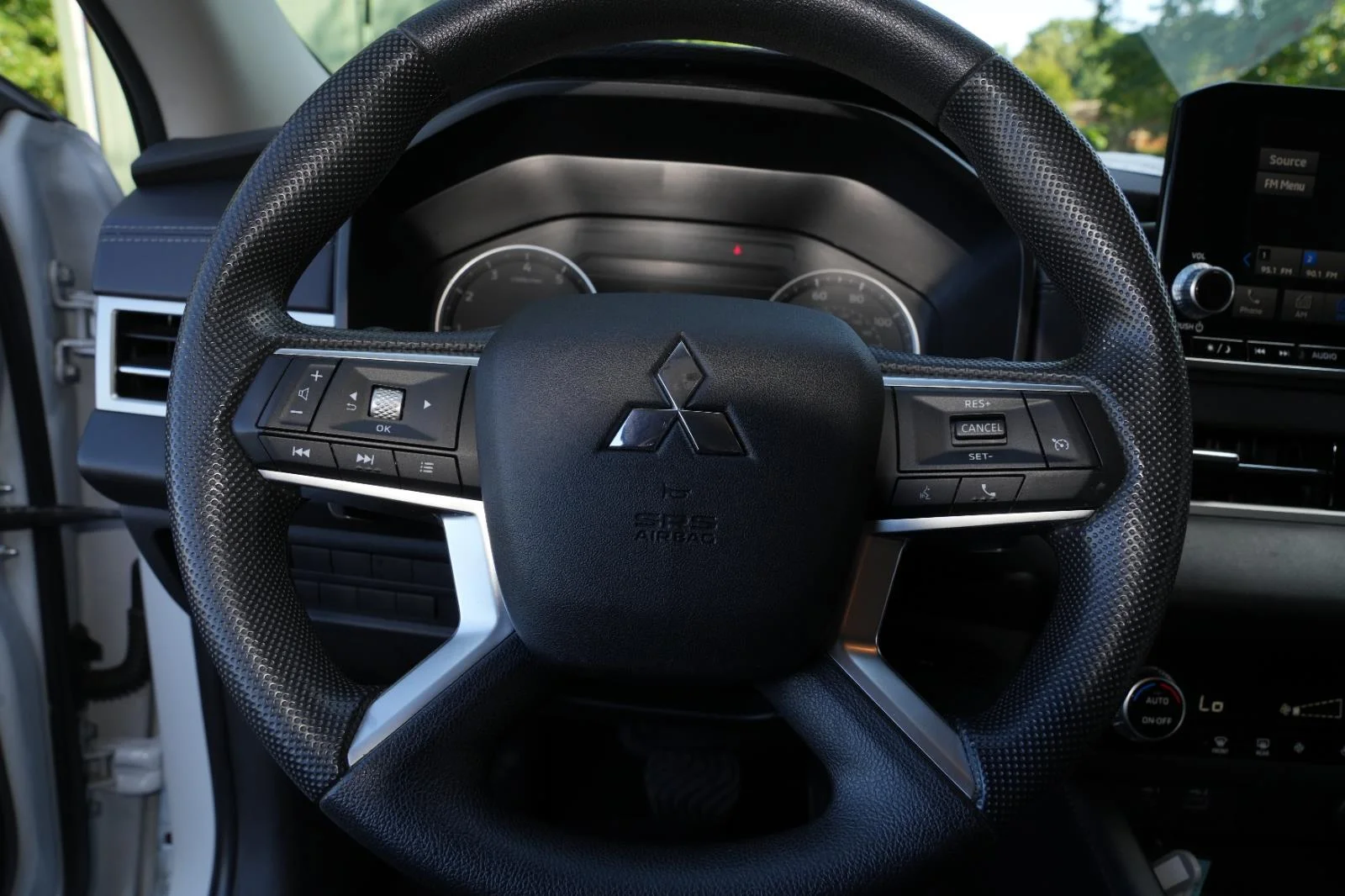 Used 2024 Silver Mitsubishi ES image 16